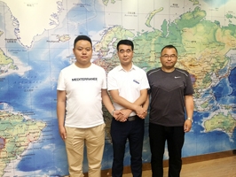 六月火爆热销中,青海省西宁市中囤加油站订购两台镭豹360炫彩型洗护一体机