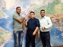 伟德体育高品质洗车机海外市场再下一城,法国里昂Essalmi Ahmed现场下单订购一台镭豹360炫彩型自动洗车机