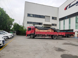 发货现场,镭豹360炫彩型洗车机发往辽宁省锦州公共交通有限责任公司