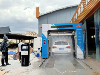 无与伦比的清洗效果,镭翼DG仿形洗车机在云南省曲靖市华胜汽车服务交付使用