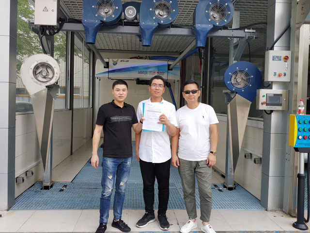 伟德体育大品牌放心购,浙江省三门县叶总订购一台镭鹰S90自动洗车机