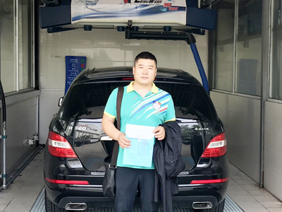 好品质看一眼就满意,山东省威海市齐总来厂订购一台镭豹360锐意型自动洗车机