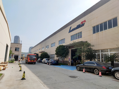 发货现场，镭豹360锐意型洗车机发往四川省江油市重华加油站