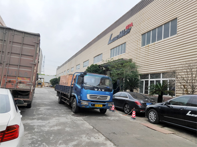 发货现场，镭鹰S90洗车机发往辽宁省锦州市客运西站