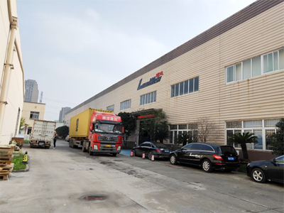 海外发货现场，五台镭豹360炫彩型全自动洗车机发往塞尔维亚