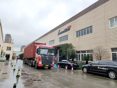海外发货现场，镭豹360炫彩型洗车机发往马来西亚