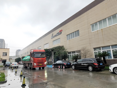 海外发货现场，两台镭豹360极速型全自动洗车机发往哈萨克斯坦car wash expert