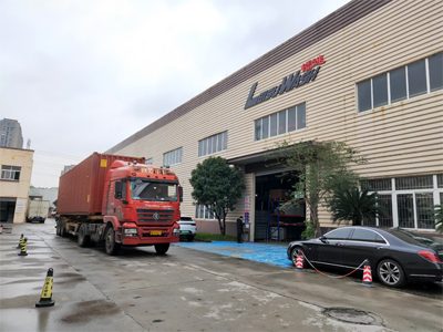 海外发货现场，四台镭豹360炫彩型全自动洗车机发往阿曼SEDANA