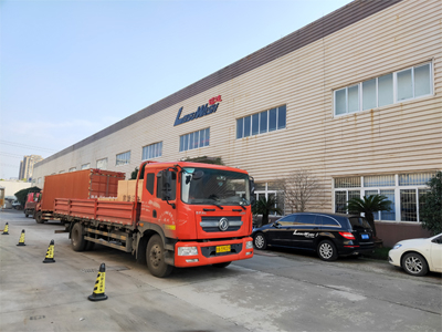 发货现场，镭鹰X1自动洗车机发往山东省青岛市中国石化加油站