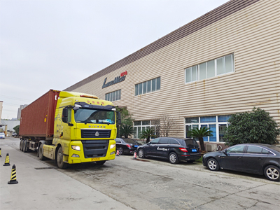 海外发货现场，两台镭豹360卓越型全自动洗车机发往马来西亚吉隆坡