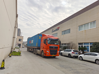 海外发货现场，五台镭豹360炫彩型全自动洗车机发往哈萨克斯坦