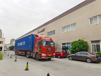 海外发货现场，四台镭豹360炫彩型全自动洗车机发往新加坡