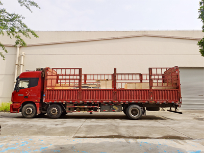发货现场，两台镭豹360炫彩型洗车机发往上海市浦东新区