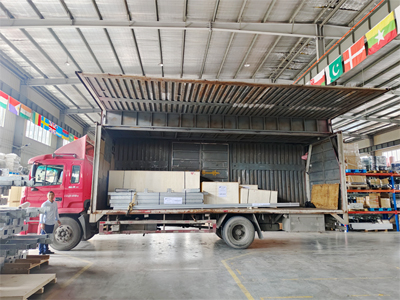 海外发货现场，镭鹰X1全自动洗车机发往马来西亚沙捞越