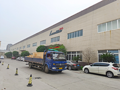 发货现场，镭鹰S90洗车机发往福建省宁德市中化石油滨海加油站