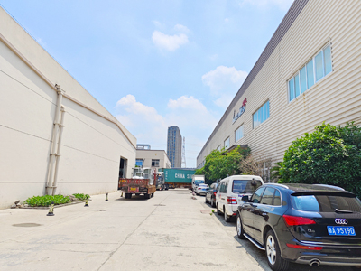 海外发货现场，两台镭翼SG仿形洗车机和一台360洗车机发往韩国清州市