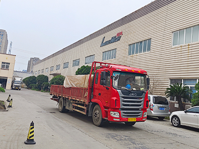 发货现场，镭鹰S90旗舰型洗车机发往广西省玉林市博白县农机石化加油站