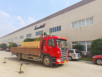 发货现场，镭鹰S90旗舰型洗车机发往江西省上饶市