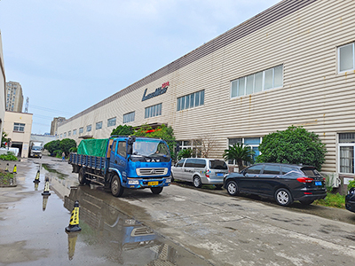 发货现场，镭鹰S90旗舰型洗车机发往广东省江门市
