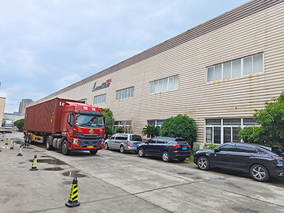 海外发货现场，六台镭豹360炫彩型全自动洗车机发往韩国首尔