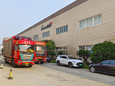 发货现场，镭鹰S90旗舰型洗车机发往上海市嘉定区能源加油站