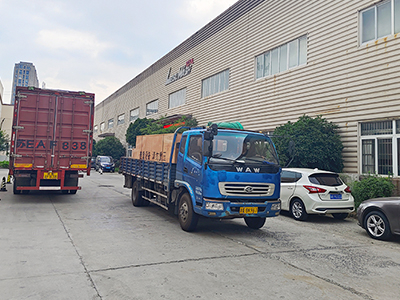 发货现场，镭鹰S90旗舰型洗车机发往广东省珠海市车美汽车服务