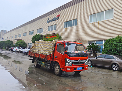发货现场，镭鹰X1自动洗车机发往河南省洛阳市艾森加油站