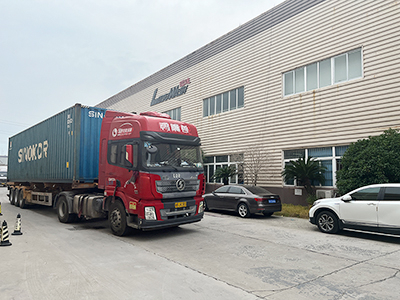 海外发货现场，五台镭豹360炫彩型全自动洗车机发往俄罗斯奥伦宝