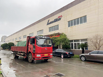 发货现场，镭鹰S90旗舰型洗车机发往新疆乌鲁木齐市