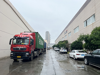 海外发货现场，两台镭翼SG仿形洗车机和两台镭豹360洗车机发往韩国