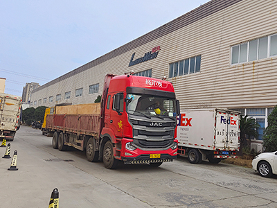 发货现场，两台镭鹰S90旗舰型洗车机发往云南省楚雄