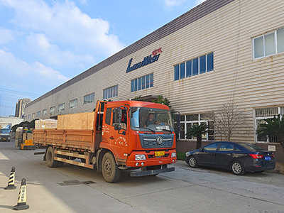 发货现场，镭鹰S90旗舰型洗车机发往陕西省榆林神木市