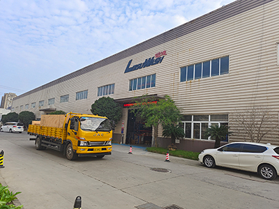 发货现场，镭鹰S90旗舰型洗车机发往江苏省扬州市杰诚美车会所