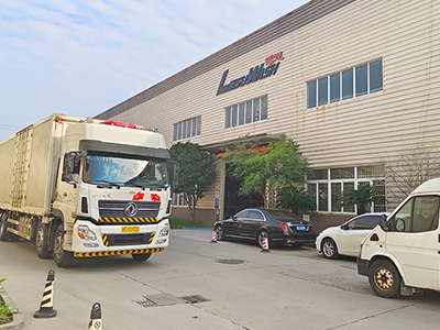 发货现场，两台镭鹰S90旗舰型洗车机发往安徽省池州市东至县