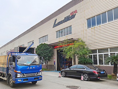 发货现场，镭鹰X1自动洗车机发往安徽省宿州市灵璧县平安加油站