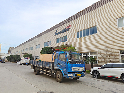 发货现场，镭鹰S90旗舰型洗车机发往广西梧州市泽凯汽车服务
