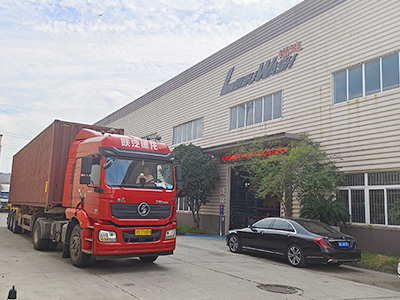 海外发货现场，镭豹360炫彩全自动洗车机发往文莱