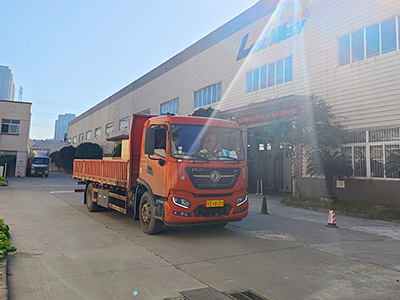 发货现场，镭鹰S90旗舰型洗车机发往浙江省湖州市灵杰轮胎维修服务部