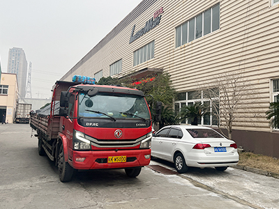 发货现场，镭鹰S90旗舰型洗车机发往内蒙古通辽市第四加油站