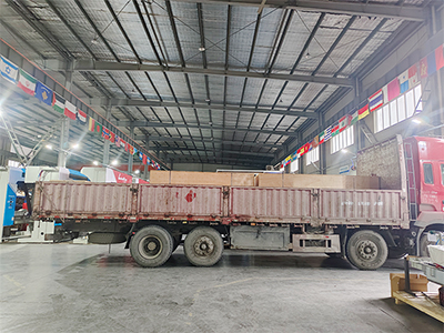 发货现场，两台镭鹰S90旗舰型洗车机发往云南省临沧市和湖北省咸宁市