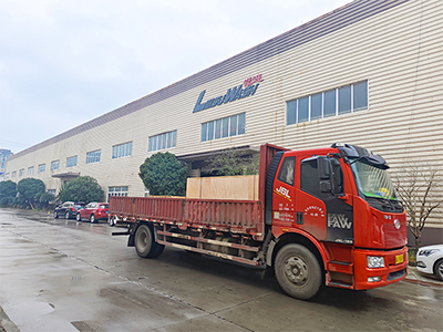 发货现场，镭鹰S90旗舰型洗车机发往浙江省温州龙港市小拇指汽修