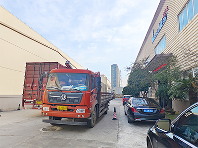 海外发货现场，镭豹360炫彩型全自动洗车机发往马来西亚吉隆坡