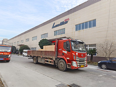 发货现场，镭鹰S90旗舰型洗车机发往四川省成都市锦宏汽车服务公司