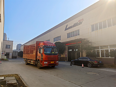 发货现场，镭鹰S90旗舰型洗车机发往安徽省宣城市车管家科迈途工厂直营店
