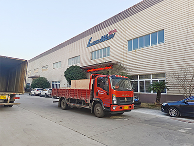 发货现场，镭鹰S90旗舰型洗车机发往广东省阳江市城南加油站