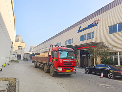 发货现场，三台镭鹰S90旗舰型洗车机发往广东省汕头市加油站