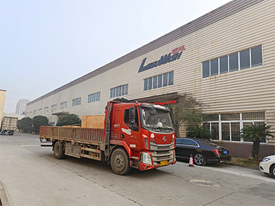 发货现场，镭鹰S90旗舰型洗车机发往陕西省商洛市远航汽车服务