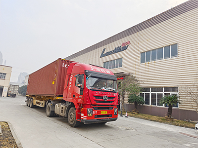 海外发货现场，一台镭翼SG和两台镭鹰S90旗舰型洗车机发往韩国大田市