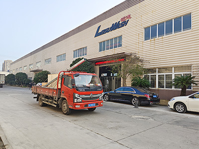 发货现场，镭鹰X1自动洗车机发往安徽省宿州市镇东加油站