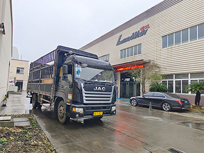 海外发货现场，镭鹰S90旗舰型全自动洗车机发往格鲁吉亚